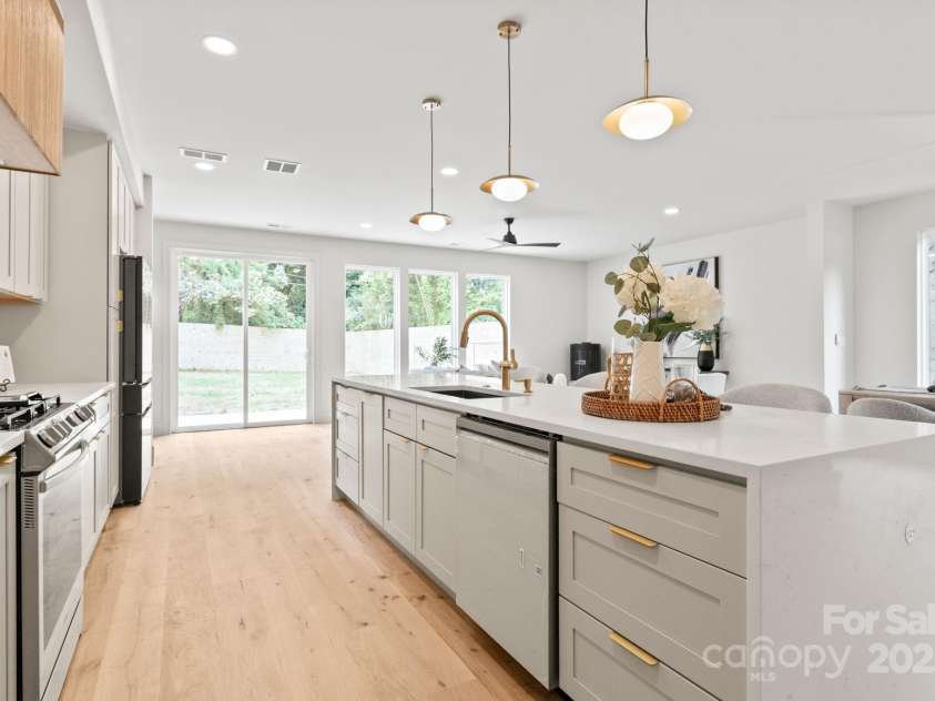 2733 Cowles Road, Charlotte, NC 28208.  MLS# CAR4271818, YatesRealty ID 32229. 