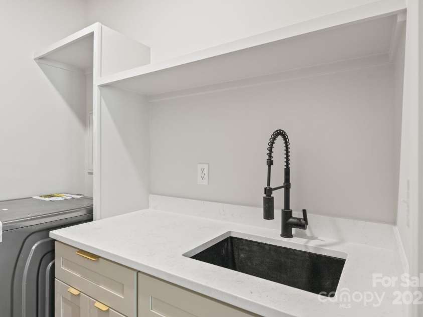 2733 Cowles Road, Charlotte, NC 28208.  MLS# CAR4271818, YatesRealty ID 32229. 