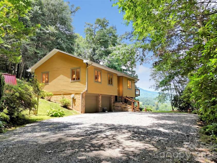 372 Shady Ridge Road, Waynesville, NC 28785.  MLS# CAR4393581, YatesRealty ID 32230. 