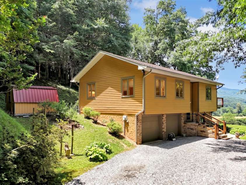 372 Shady Ridge Road, Waynesville, NC 28785.  MLS# CAR4393581, YatesRealty ID 32230. 