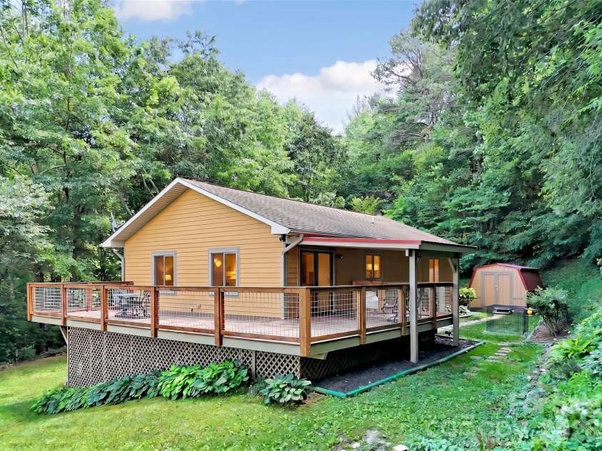 372 Shady Ridge Road, Waynesville, NC 28785.  MLS# CAR4393581, YatesRealty ID 32230. Deck