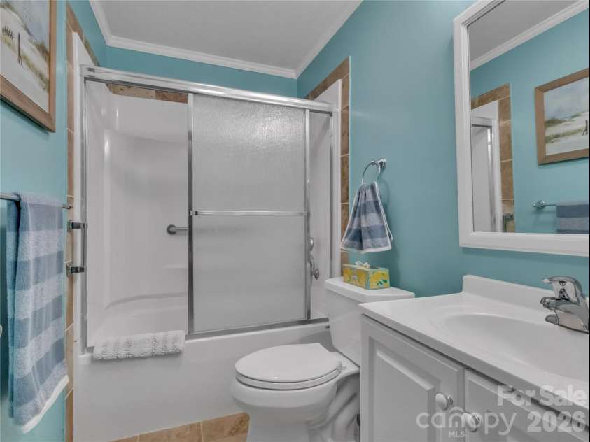 372 Shady Ridge Road, Waynesville, NC 28785.  MLS# CAR4393581, YatesRealty ID 32230. Primary Full Bath