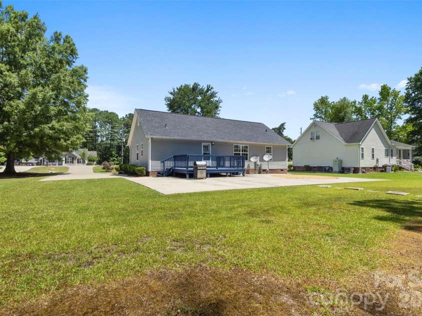 2004 Hunters Ridge Road, Lancaster, SC 29720.  MLS# CAR4393160, YatesRealty ID 32231. 
