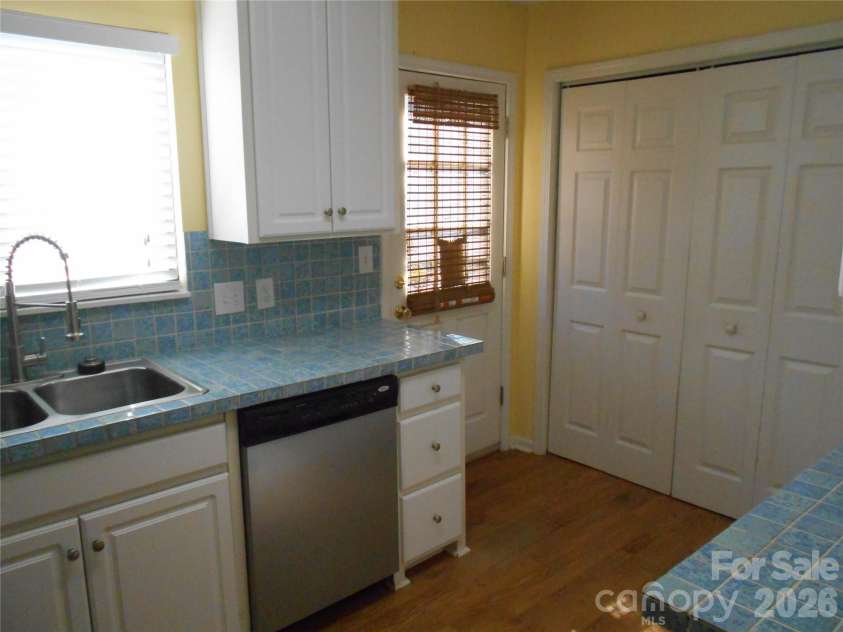407 Broad Street, Statesville, NC 28677.  MLS# CAR4390712, YatesRealty ID 32232. 