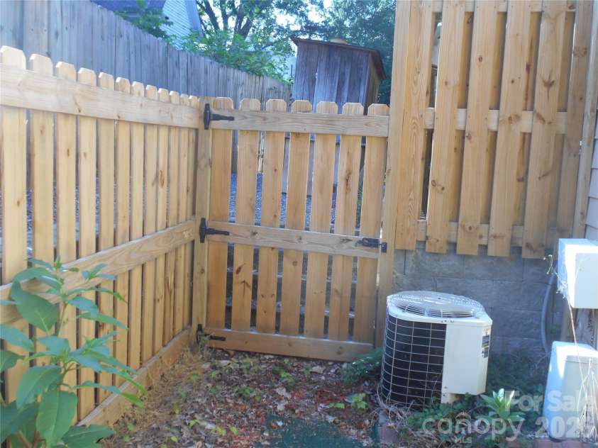 407 Broad Street, Statesville, NC 28677.  MLS# CAR4390712, YatesRealty ID 32232. 