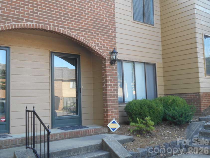 407 Broad Street, Statesville, NC 28677.  MLS# CAR4390712, YatesRealty ID 32232. 