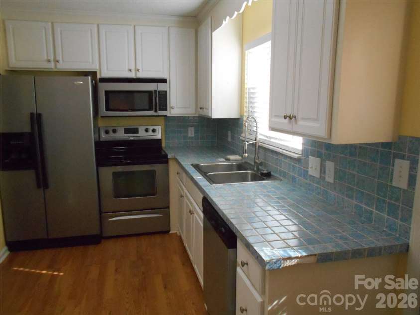 407 Broad Street, Statesville, NC 28677.  MLS# CAR4390712, YatesRealty ID 32232. Kitchen w appliances