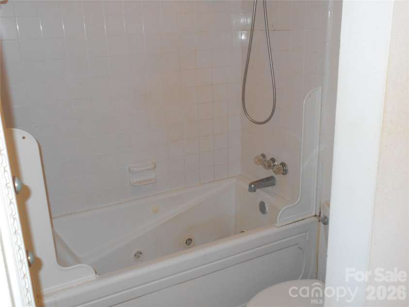 407 Broad Street, Statesville, NC 28677.  MLS# CAR4390712, YatesRealty ID 32232. Upper bath jetted tub