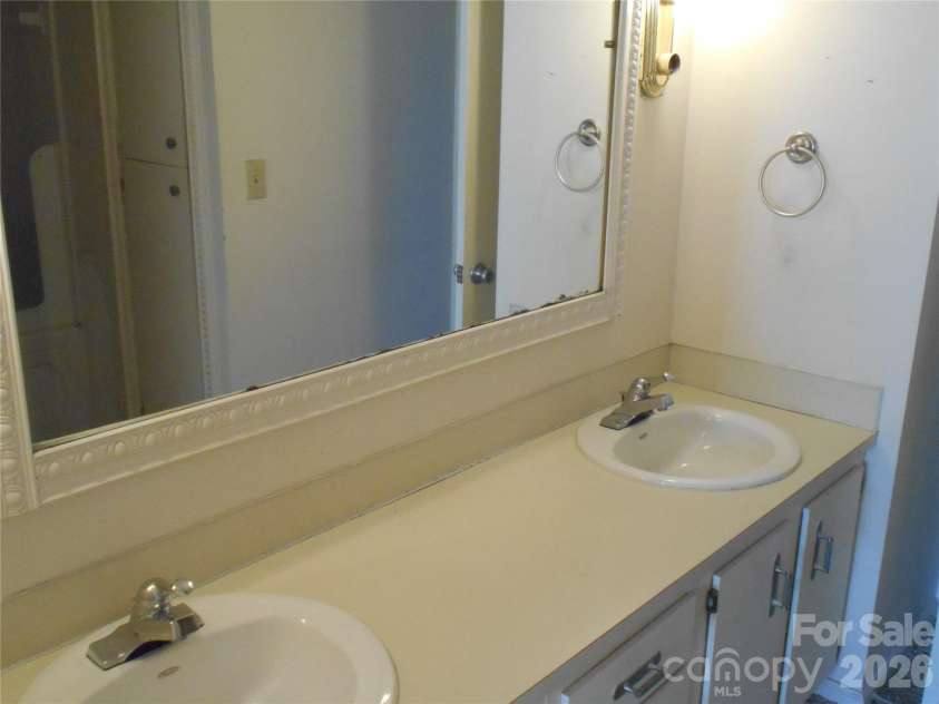 407 Broad Street, Statesville, NC 28677.  MLS# CAR4390712, YatesRealty ID 32232. Upper full bath