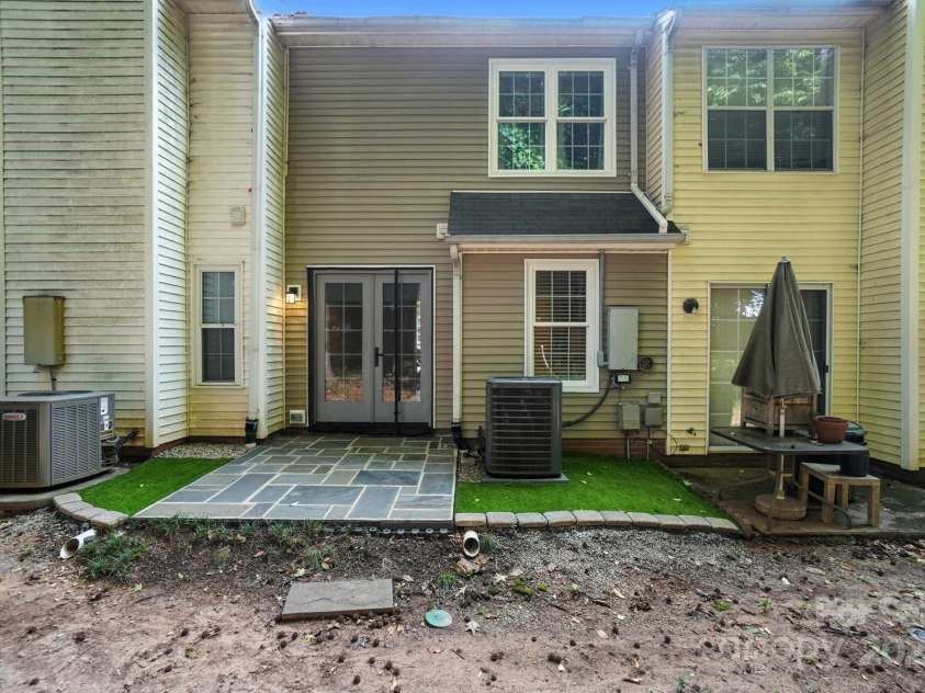 6422 Windsor Gate Lane, Charlotte, NC 28215.  MLS# CAR4284174, YatesRealty ID 32232. Back patio