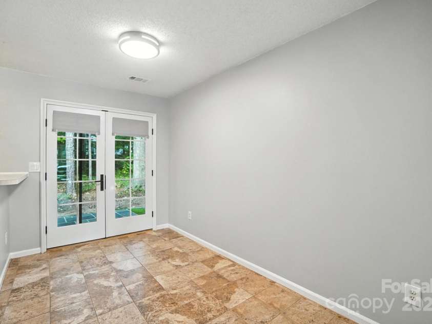 6422 Windsor Gate Lane, Charlotte, NC 28215.  MLS# CAR4284174, YatesRealty ID 32232. Dining area