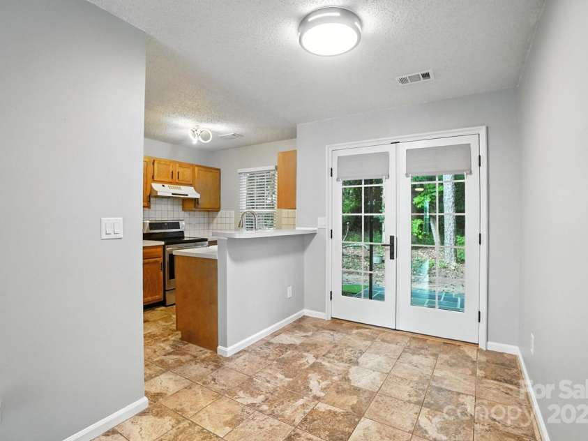 6422 Windsor Gate Lane, Charlotte, NC 28215.  MLS# CAR4284174, YatesRealty ID 32232. Dining area