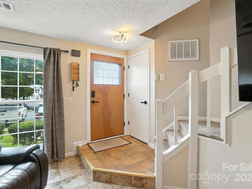 6422 Windsor Gate Lane, Charlotte, NC 28215.  MLS# CAR4284174, YatesRealty ID 32232. Entry way