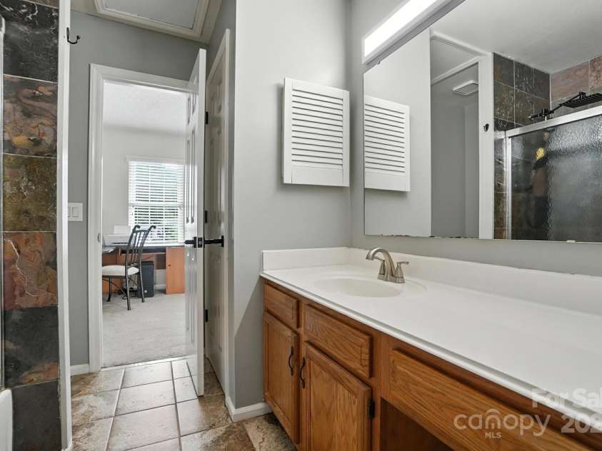 6422 Windsor Gate Lane, Charlotte, NC 28215.  MLS# CAR4284174, YatesRealty ID 32232. Full bathroom
