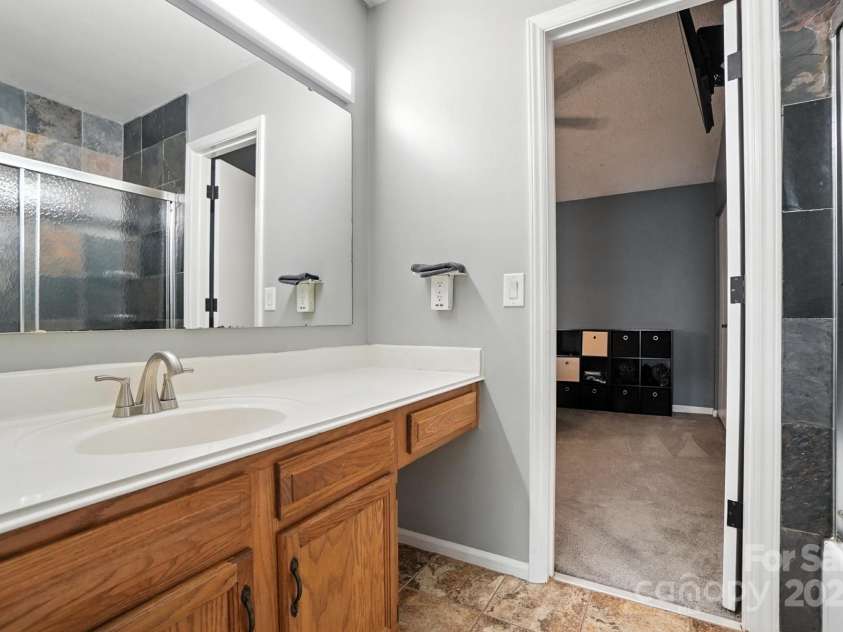 6422 Windsor Gate Lane, Charlotte, NC 28215.  MLS# CAR4284174, YatesRealty ID 32232. Full bathroom