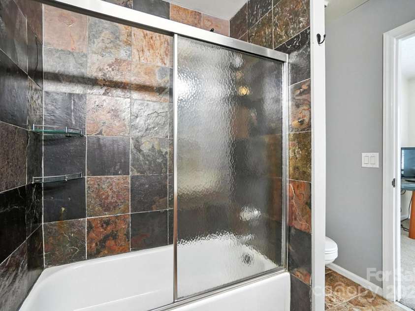 6422 Windsor Gate Lane, Charlotte, NC 28215.  MLS# CAR4284174, YatesRealty ID 32232. Full bathroom