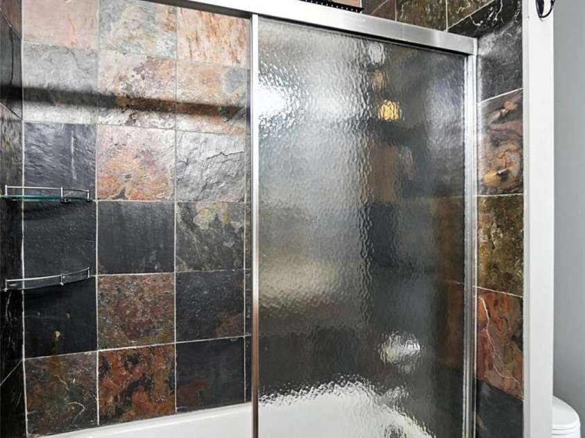 6422 Windsor Gate Lane, Charlotte, NC 28215.  MLS# CAR4284174, YatesRealty ID 32232. Full bathroom