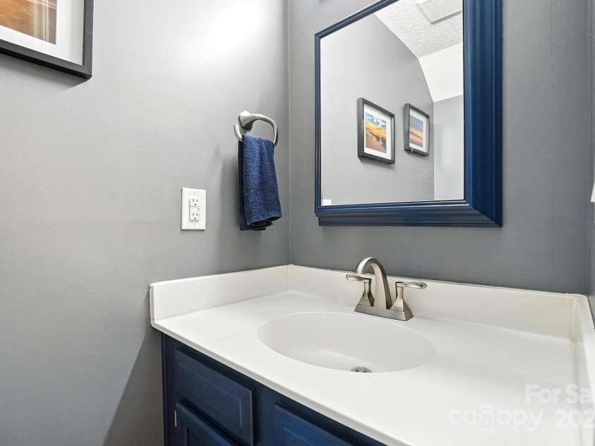 6422 Windsor Gate Lane, Charlotte, NC 28215.  MLS# CAR4284174, YatesRealty ID 32232. Half bathroom