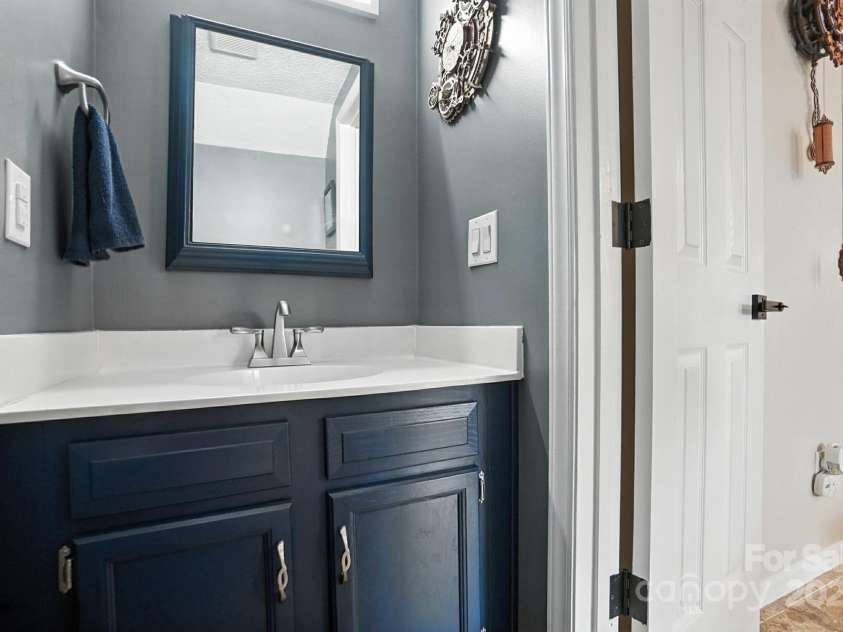 6422 Windsor Gate Lane, Charlotte, NC 28215.  MLS# CAR4284174, YatesRealty ID 32232. Half bathroom