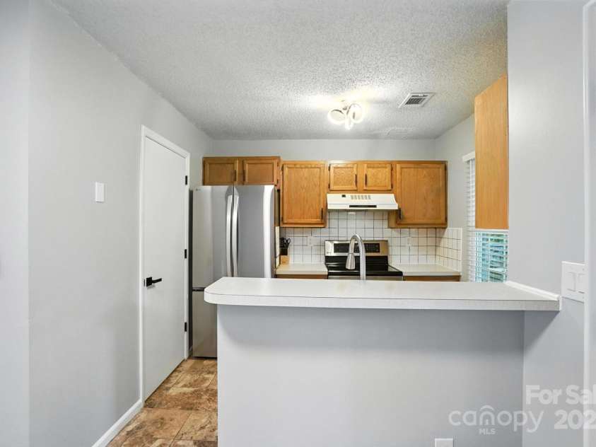 6422 Windsor Gate Lane, Charlotte, NC 28215.  MLS# CAR4284174, YatesRealty ID 32232. Kitchen