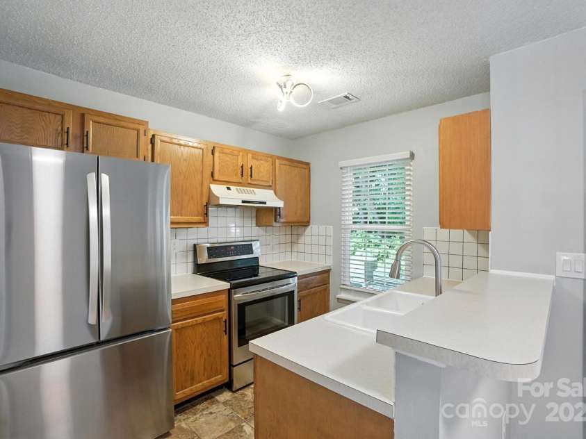 6422 Windsor Gate Lane, Charlotte, NC 28215.  MLS# CAR4284174, YatesRealty ID 32232. Kitchen