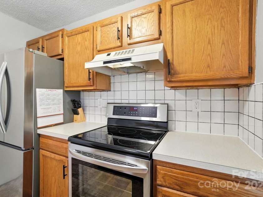 6422 Windsor Gate Lane, Charlotte, NC 28215.  MLS# CAR4284174, YatesRealty ID 32232. Kitchen