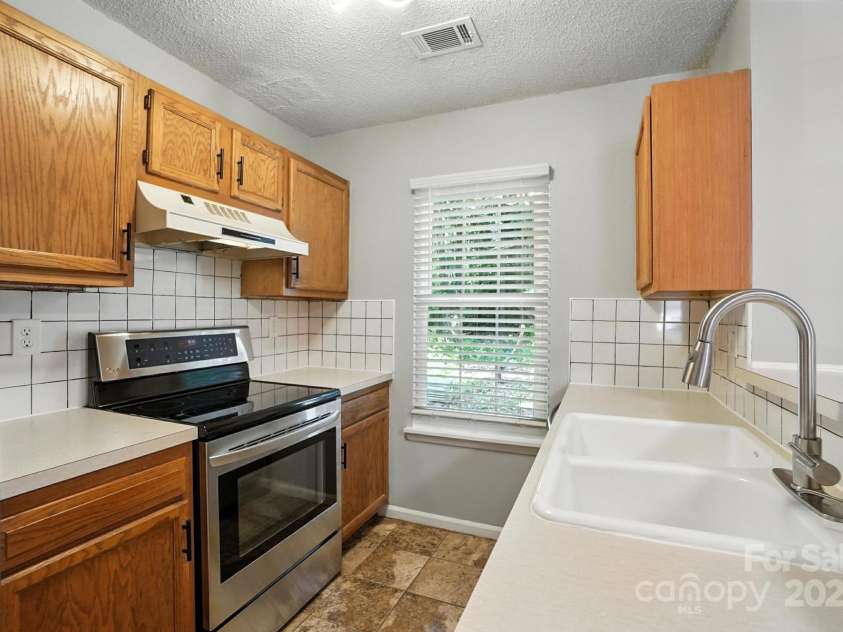 6422 Windsor Gate Lane, Charlotte, NC 28215.  MLS# CAR4284174, YatesRealty ID 32232. Kitchen