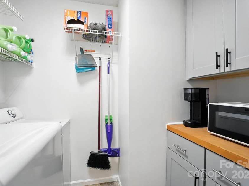 6422 Windsor Gate Lane, Charlotte, NC 28215.  MLS# CAR4284174, YatesRealty ID 32232. Laundry/pantry