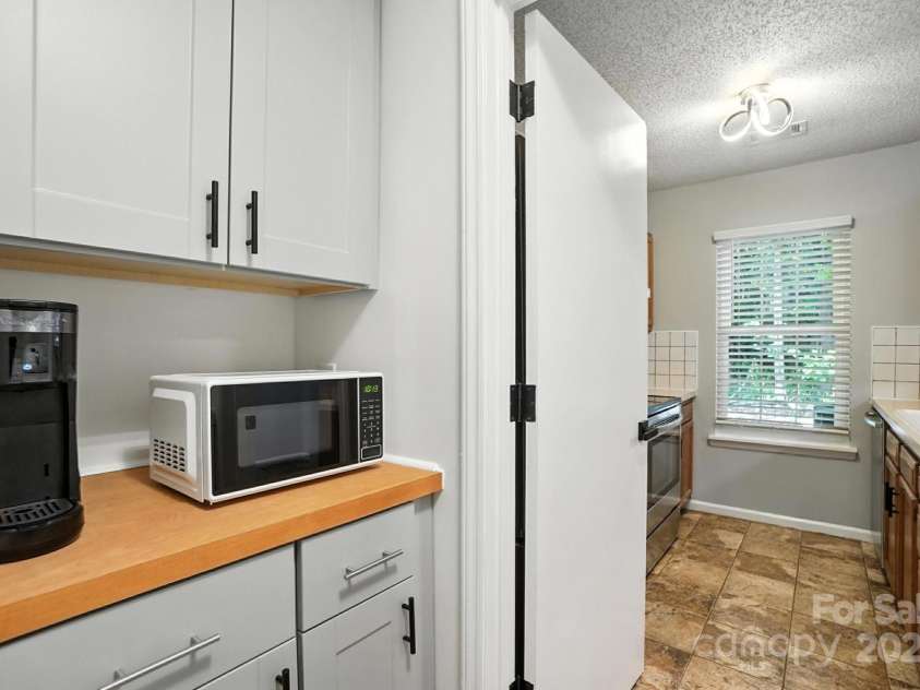 6422 Windsor Gate Lane, Charlotte, NC 28215.  MLS# CAR4284174, YatesRealty ID 32232. Laundry/pantry