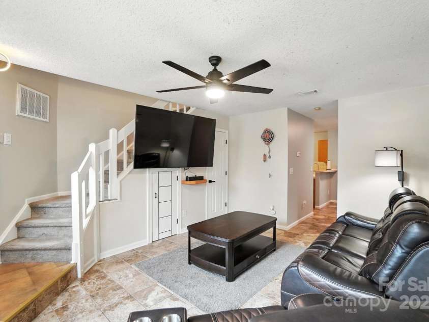 6422 Windsor Gate Lane, Charlotte, NC 28215.  MLS# CAR4284174, YatesRealty ID 32232. Living room