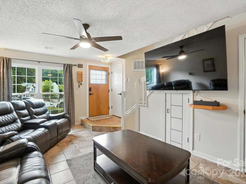 6422 Windsor Gate Lane, Charlotte, NC 28215.  MLS# CAR4284174, YatesRealty ID 32232. Living room
