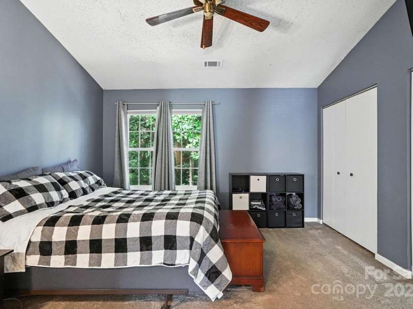 6422 Windsor Gate Lane, Charlotte, NC 28215.  MLS# CAR4284174, YatesRealty ID 32232. Primary bedroom