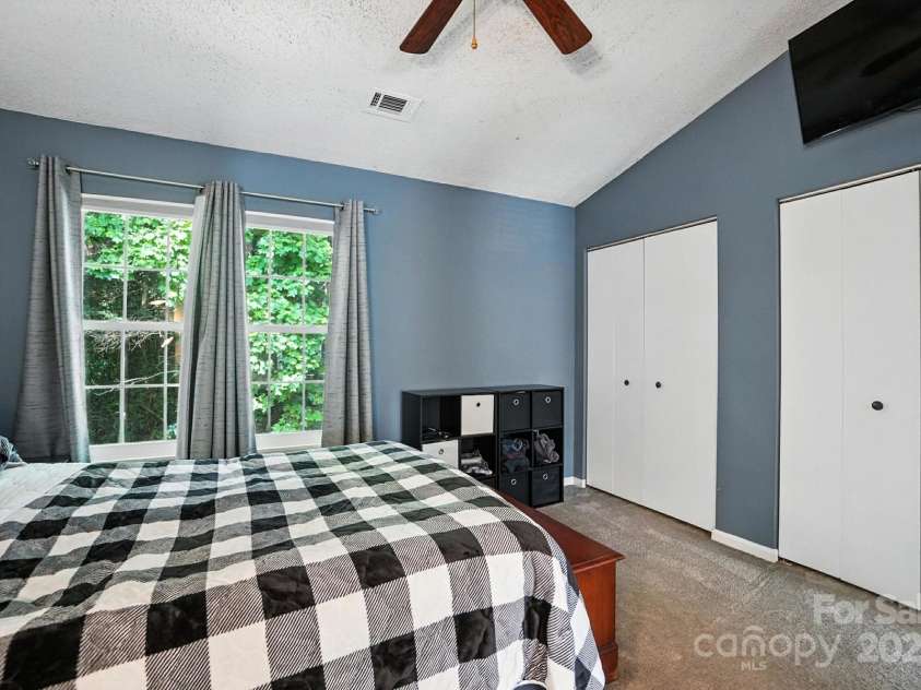 6422 Windsor Gate Lane, Charlotte, NC 28215.  MLS# CAR4284174, YatesRealty ID 32232. Primary bedroom