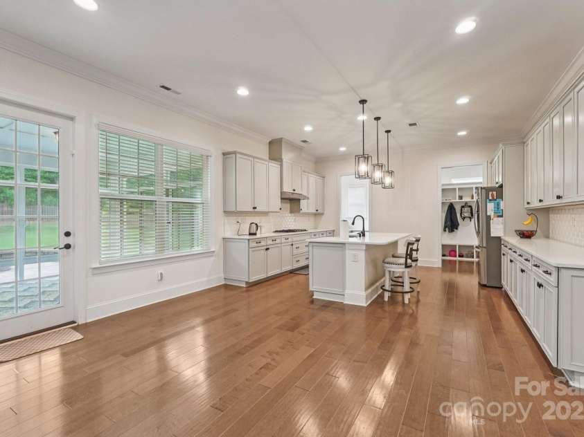 809 Brown Creek Drive, Matthews, NC 28104.  MLS# CAR4286729, YatesRealty ID 32233. 