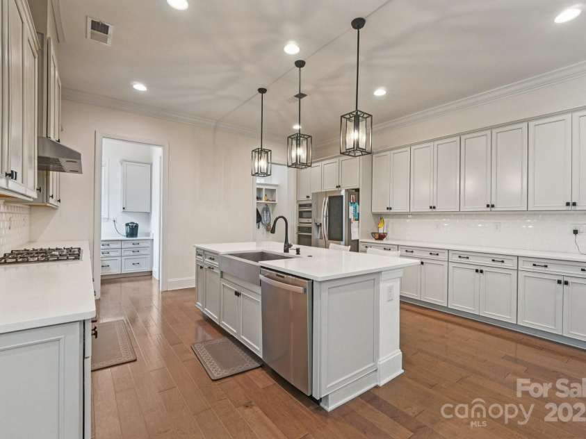 809 Brown Creek Drive, Matthews, NC 28104.  MLS# CAR4286729, YatesRealty ID 32233. 