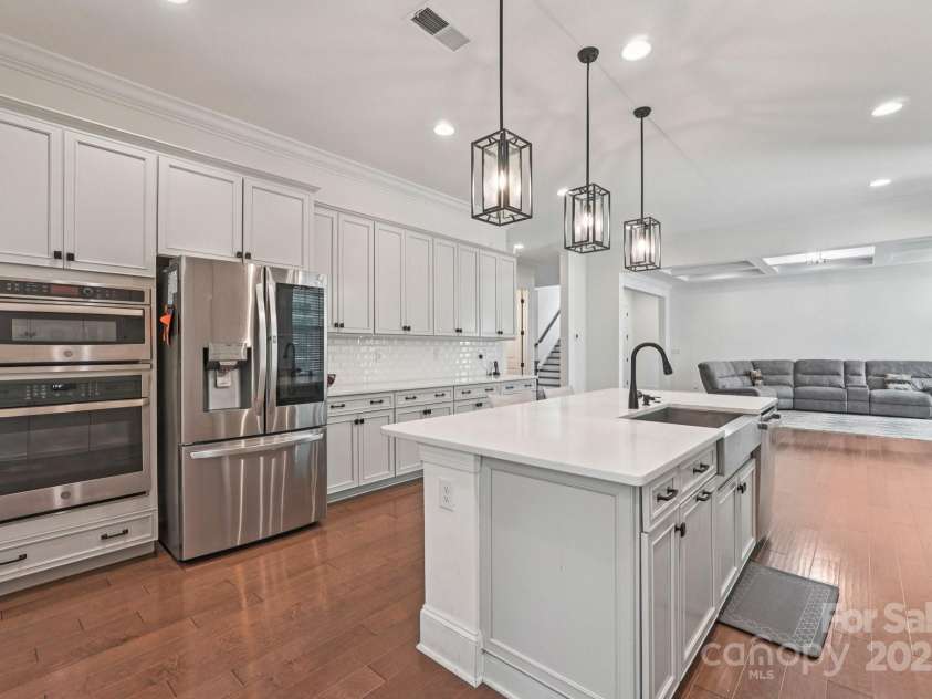 809 Brown Creek Drive, Matthews, NC 28104.  MLS# CAR4286729, YatesRealty ID 32233. 