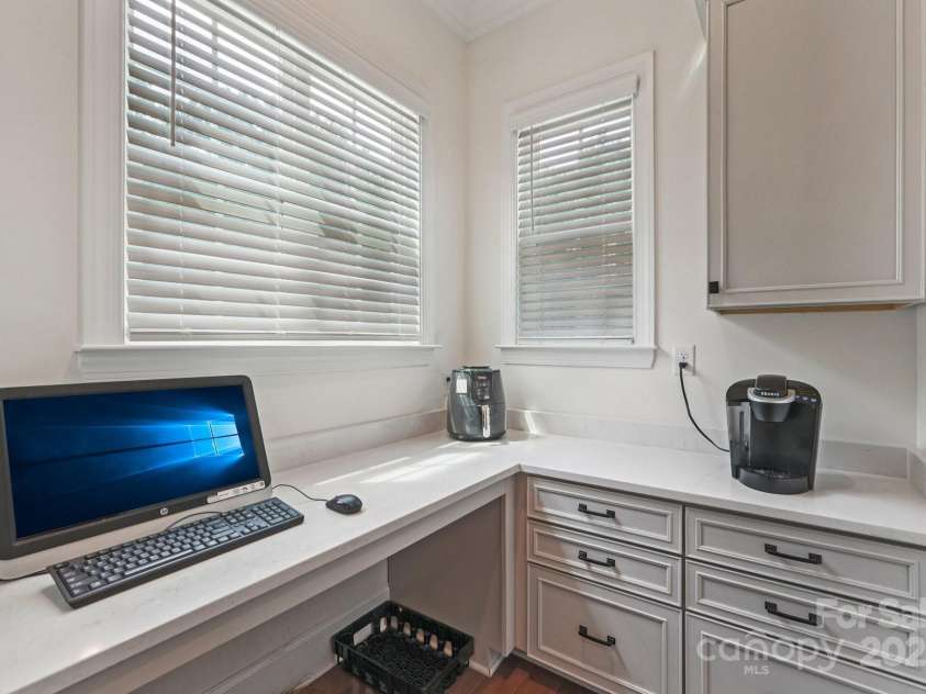 809 Brown Creek Drive, Matthews, NC 28104.  MLS# CAR4286729, YatesRealty ID 32233. 