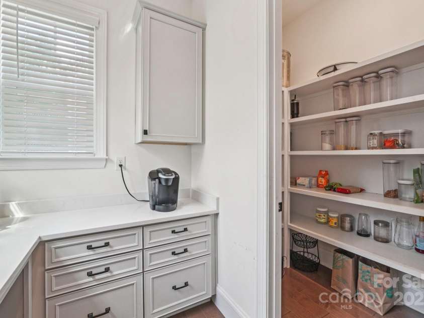 809 Brown Creek Drive, Matthews, NC 28104.  MLS# CAR4286729, YatesRealty ID 32233. 