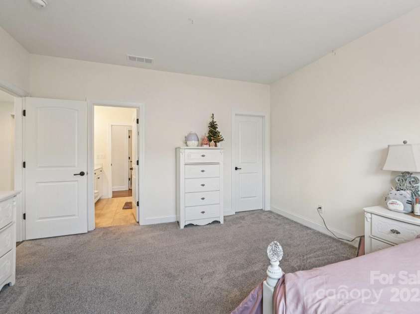 809 Brown Creek Drive, Matthews, NC 28104.  MLS# CAR4286729, YatesRealty ID 32233. 