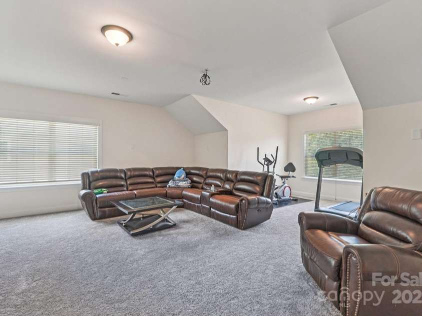 809 Brown Creek Drive, Matthews, NC 28104.  MLS# CAR4286729, YatesRealty ID 32233. 