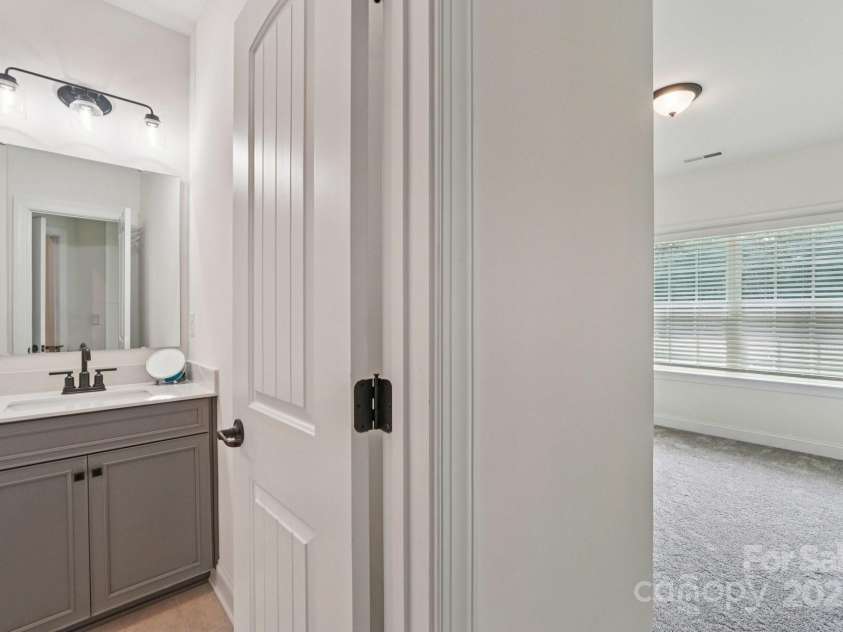 809 Brown Creek Drive, Matthews, NC 28104.  MLS# CAR4286729, YatesRealty ID 32233. 