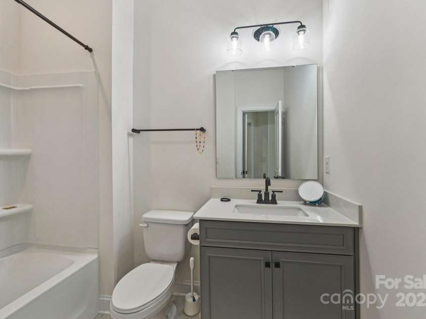 809 Brown Creek Drive, Matthews, NC 28104.  MLS# CAR4286729, YatesRealty ID 32233. 