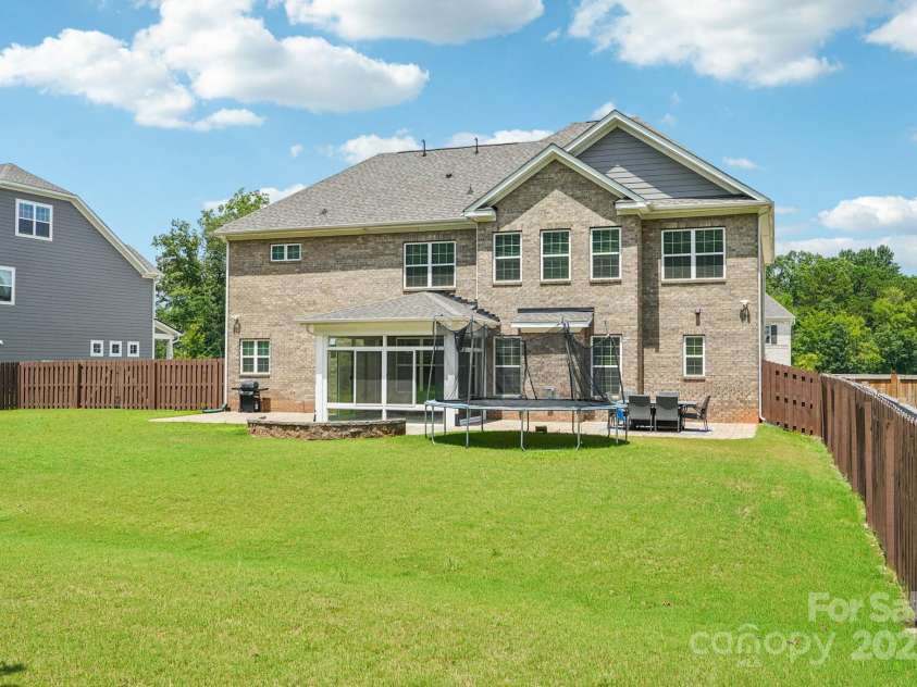 809 Brown Creek Drive, Matthews, NC 28104.  MLS# CAR4286729, YatesRealty ID 32233. 