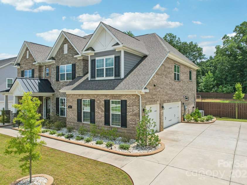809 Brown Creek Drive, Matthews, NC 28104.  MLS# CAR4286729, YatesRealty ID 32233. 