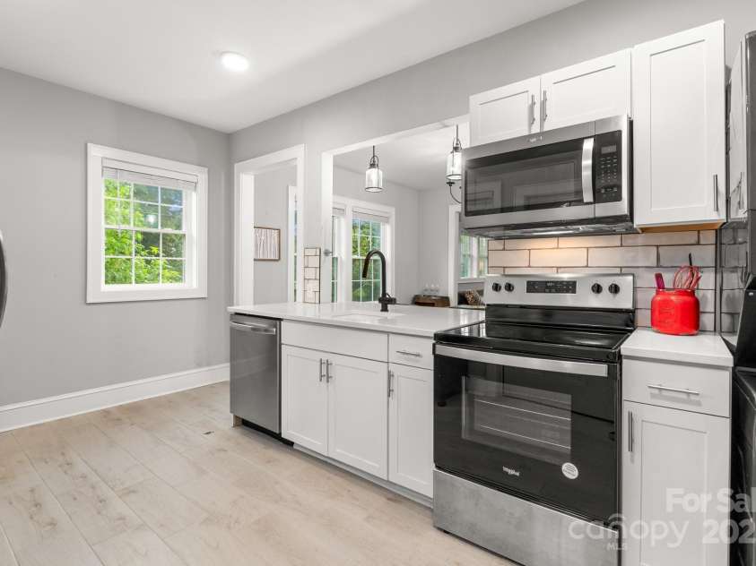 41 Vance Avenue, Black Mountain, NC 28711.  MLS# CAR4298867, YatesRealty ID 32235. 