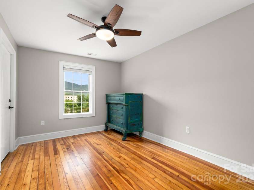 41 Vance Avenue, Black Mountain, NC 28711.  MLS# CAR4298867, YatesRealty ID 32235. 