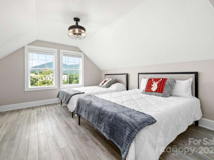 41 Vance Avenue, Black Mountain, NC 28711.  MLS# CAR4298867, YatesRealty ID 32235. 