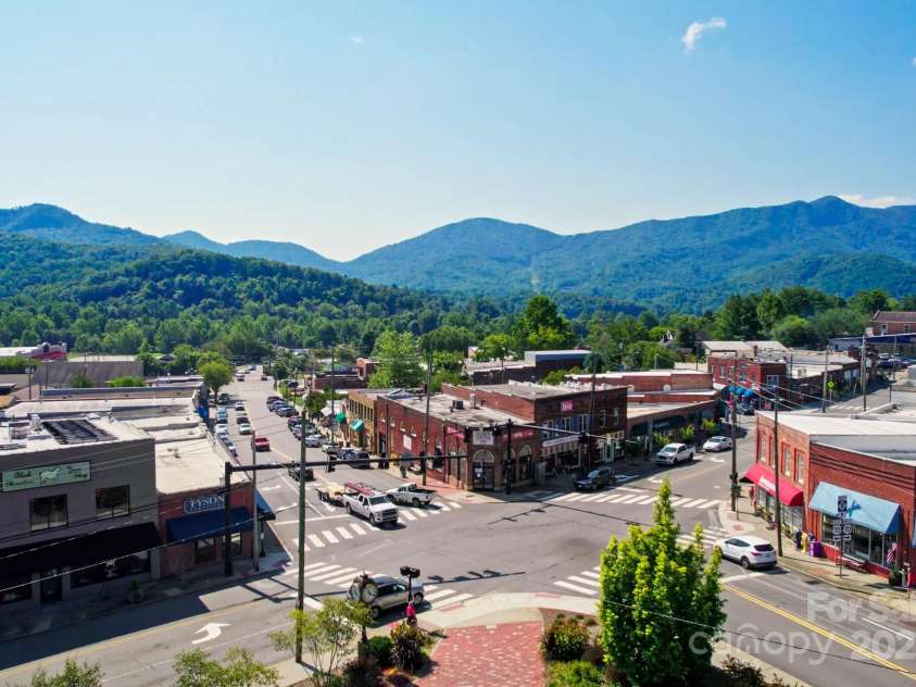 41 Vance Avenue, Black Mountain, NC 28711.  MLS# CAR4298867, YatesRealty ID 32235. 