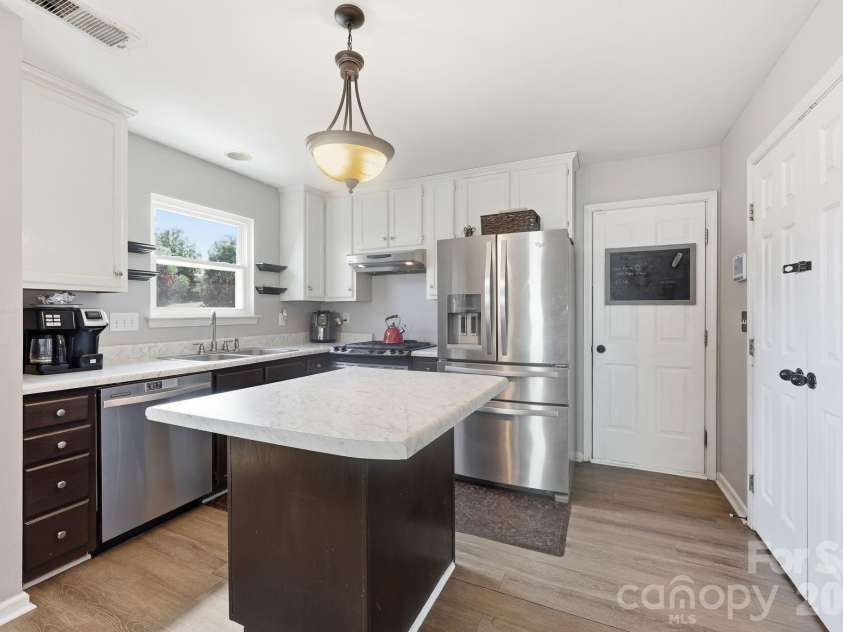 10109 Baxter Caldwell Drive, Charlotte, NC 28213.  MLS# CAR4386888, YatesRealty ID 32239. 