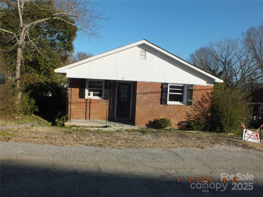 701 Taylor Street, Lancaster, SC 29720.  MLS# CAR4239564, YatesRealty ID 3224. 